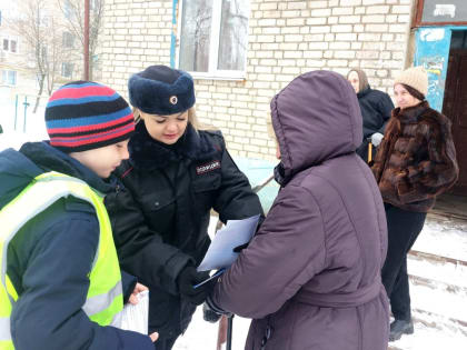 В рамках профилактического мероприятия «Будь заметным пешеходом!» сотрудники Госавтоинспекции совместно с ребятами из отряда ЮИД МОУ «СОШ №4» провели совместный рейд во дворах мног