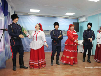 В Марксе поздравили работников торговли