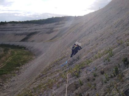 В Вольске спасатели спустили ребенка с меловой горы