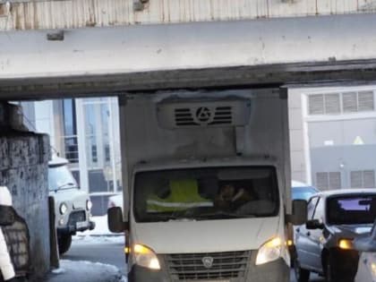 Под мостом у вокзала застряла «ГАЗель»
