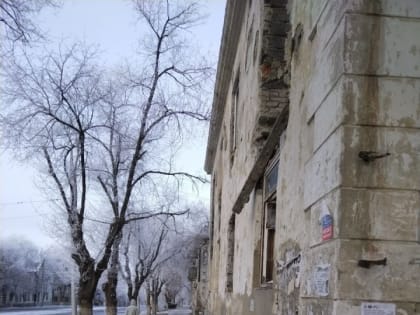 В Заводском районе прохожим грозит опасность у аварийных домов и под мостом