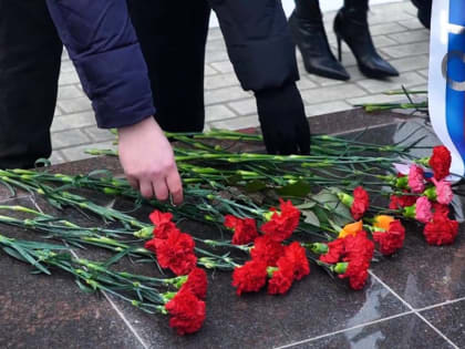 Сегодня, в День Героев Отечества, состоялось торжественное открытие памятника «Героям Донбасса»