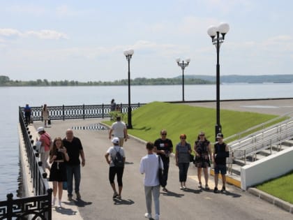 Глава города Лада Мокроусова также посетила новый участок набережной