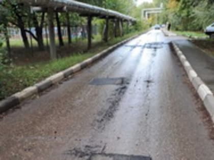 Алексей Сидоров помог привести в порядок участок дороги, на который ему пожаловались жители