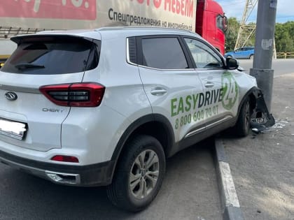 На Шехурдина водитель каршерингового авто затормозила в столб