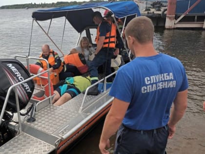 У Зеленого острова мужчина прыгнул с лодки в Волгу и повредил шею