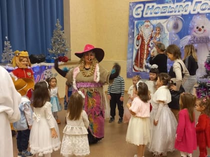 В Саратове и Энгельсе детям подарили поход в кино и на праздничное представление