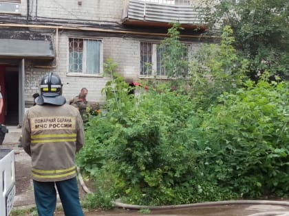 На Вольской пожарные тушат возгорание в подвале дома