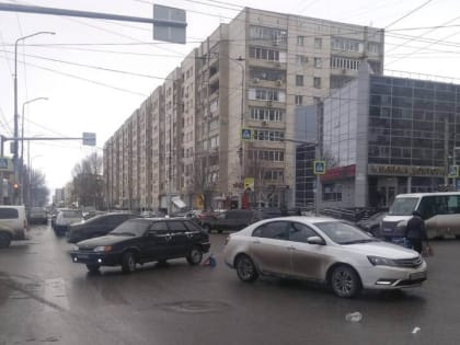 В Саратове иномарка сбила женщину на перекрестке