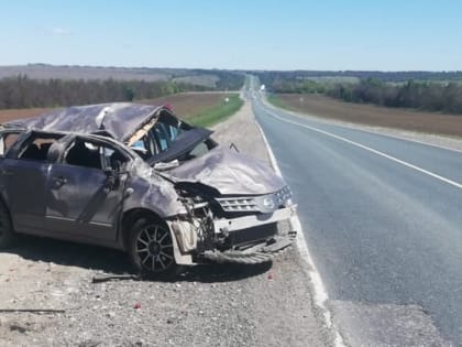 Женщина не удержала Nissan на трассе. Пассажир в больнице