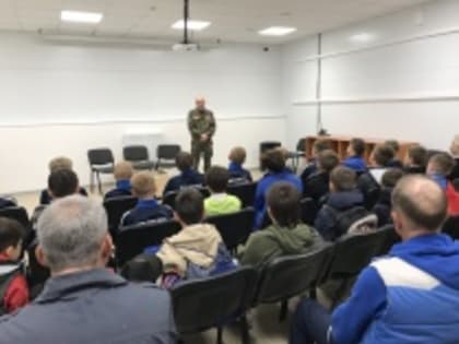 На стадионе «Волга» состоялась встреча воспитанников Спортивной школы олимпийского резерва № 14 «Волга» с участником СВО Романом Самошиным