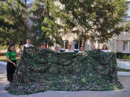 Активисты партии Заводского района сделали маскировочные сети и передали их в зону СВО