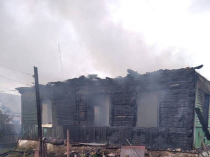 Вместе с сельским домом сгорела "десятка"