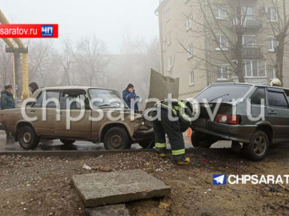 В Ленинском районе нетрезвые граждане на легковушке врезались в припаркованные автомобили