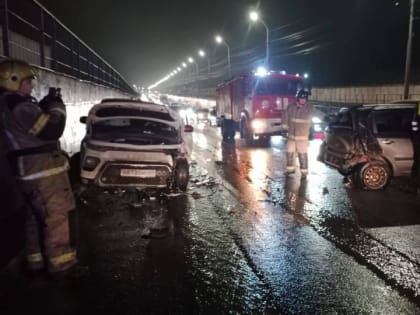 После столкновения "Киа" и "Джили" госпитализировали женщину