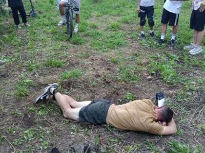 У здания администрации от пьяного гражданина пострадали младенец и подросток