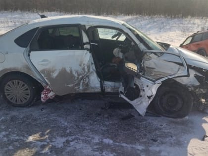 В столкновении "Фольксвагена" и "Лады" пострадала женщина