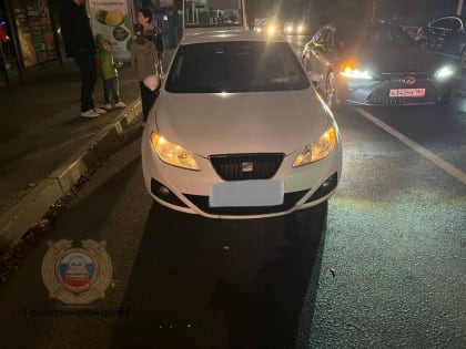 Возле бассейна в центре Саратова школьник попал под машину