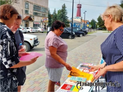 В День левшей жители города Аткарска на улице рисовали левой рукой