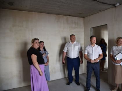 Глава города Балаково Леонид Родионов принял участие в выездном осмотре квартир для переселения жителей из ветхого и аварийного жилья