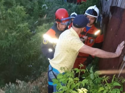В Волжском районе мужчина упал в глубокий овраг. Его вытаскивали спасатели
