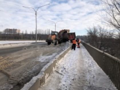 Работы по очистке улично-дорожной сети Кировского района ведутся в круглосуточном режиме