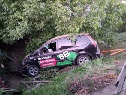 В Саратове машина "Вкусвилла" протаранила забор частного дома