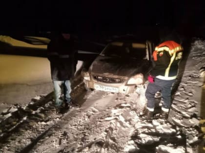 Под Аткарском из снежного заноса вытащили семью с ребенком