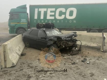 "Обманул меня туман". На окраине Саратова авто протаранило ограждение