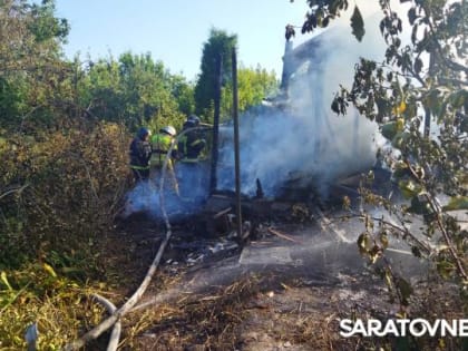 В Волжском районе Саратова полностью сгорела дача