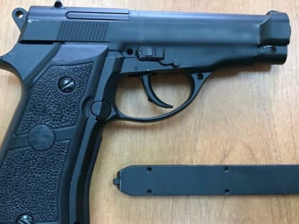 Прибывших на место медиков саратовской скорой помощи ждал мужчина с пистолетом