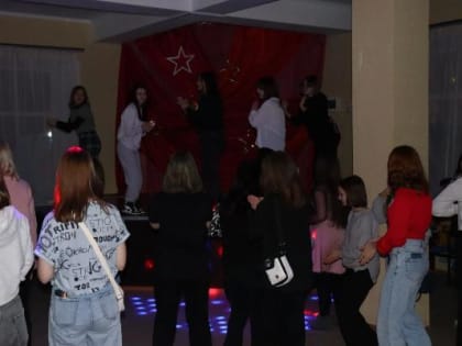 «Танцы на плацу»