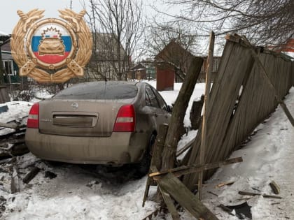 В Балашове водители двух авто не поделили дорогу. Один улетел в забор