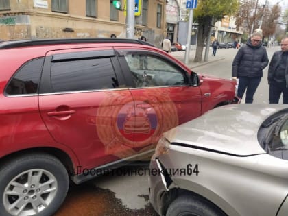 ДТП на перекрестке в центре Саратова: девушка в больнице