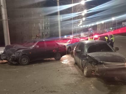 В Заводском районе на пустой улице не разъехались две "Приоры"