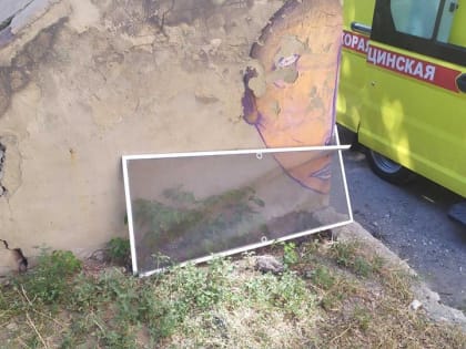 В центре Саратова с третьего этажа упала девушка. Она в тяжелом состоянии