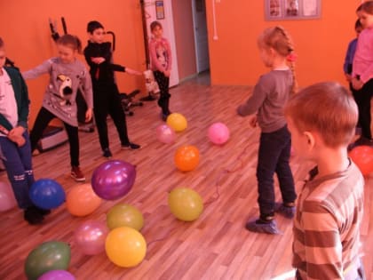 В комплексном центре социального обслуживания населения Петровского района прошёл спортивный праздник ко Дню воссоединения Крыма и Севастополя с Россией