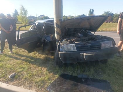В Энгельсе парень на "девятке" врезался в столб. Есть пострадавшие