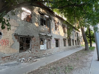 Саратовцы опасаются падающих с расселенного дома кирпичей