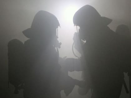 На пожаре в пятиэтажке отравились два человека