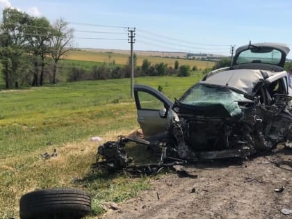 Водитель "Рено Сандеро" погиб в столкновении с грузовиком под Вольском