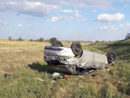 На трассе перевернулась легковушка. Пострадали женщина и двое детей