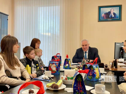 Семьи участников СВО получили билеты на новогоднее представление