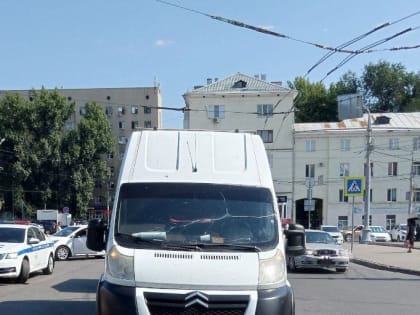 У саратовского вокзала микроавтобус сбил старушку