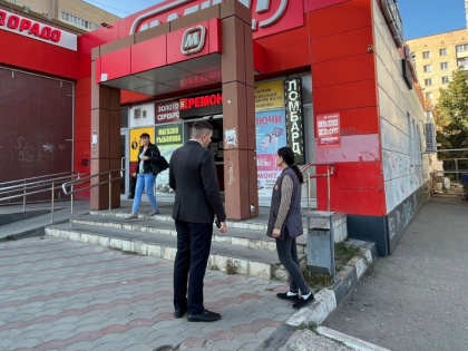 Комитетом муниципального контроля проведено профилактическое мероприятие на предмет соответствия зданий торговых объектов и сооружений требованиям Правил благоустройства