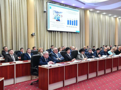 Губернатор поручил решить проблему очередей в поликлиниках Саратова и области