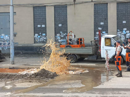 Улицы Саратова без питьевой воды и с потоками рыжей