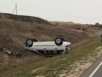 В перевернувшейся на трассе "Калине" пострадали водитель и пассажирка