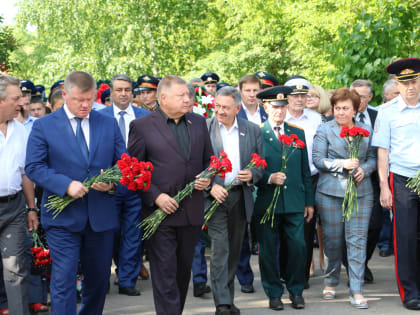 Депутаты областной Думы возложили цветы к монументу «Воин-освободитель»