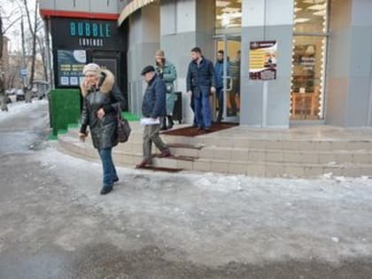 Депутаты проконтролировали очистку снега на прилегающих территориях торговых и коммерческих предприятий